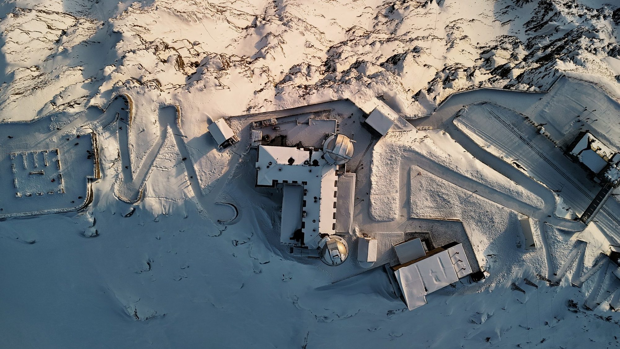 Kulmhotel Gornergrat from directly above, in snow
